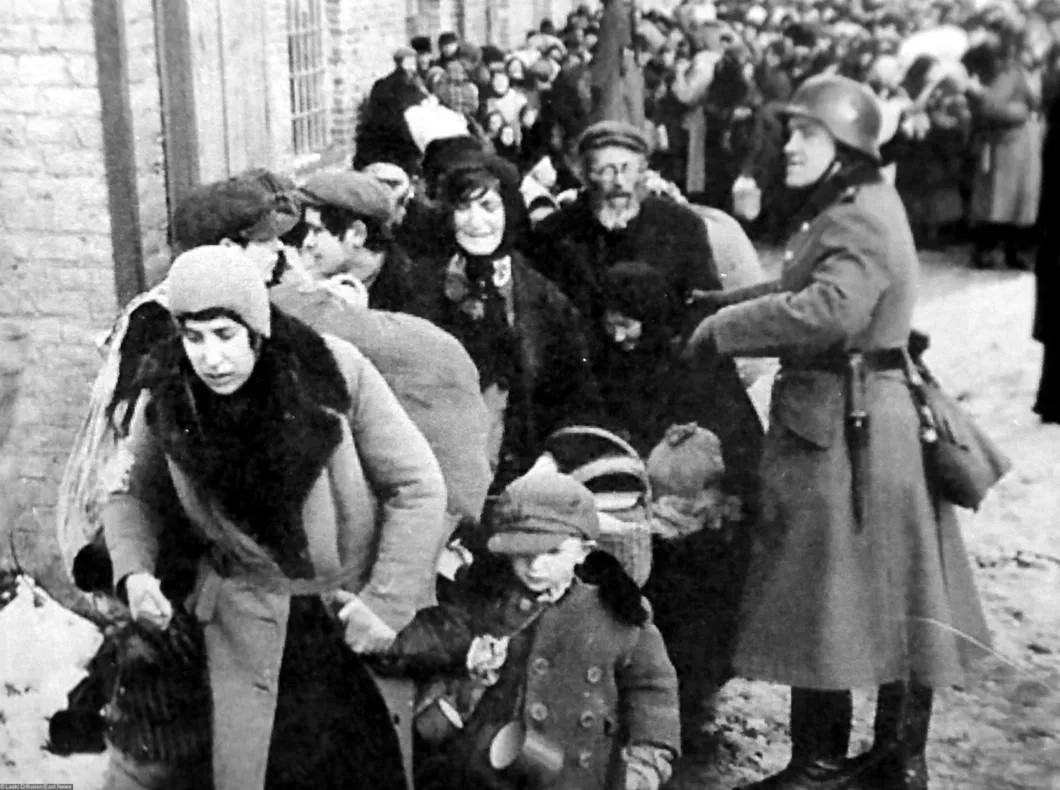 Евреев из Люблинского гетто (Польша) сажают в поезда, следующие в лагерь смерти Собибор, 1942 год. Фото: Laski Diffusion / East News