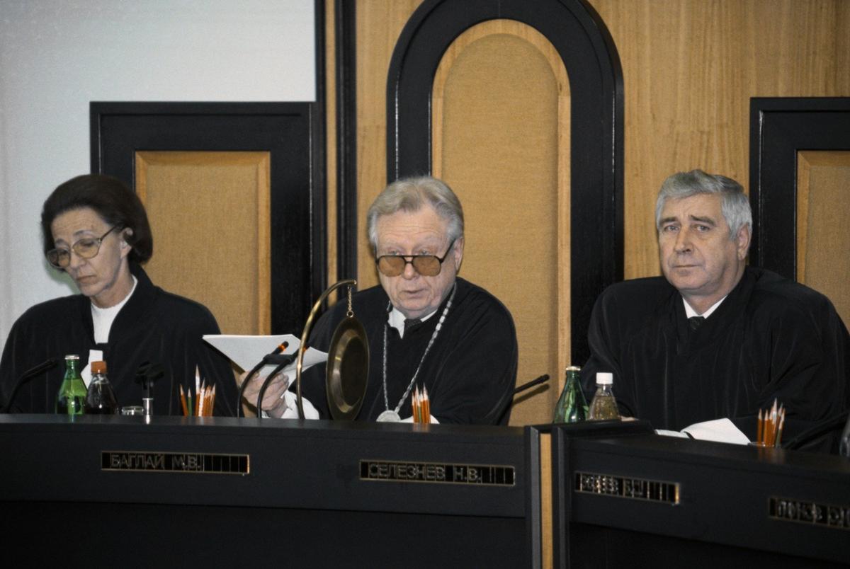 Заместитель Конституционного суда Тамара Морщакова, председатель Конституционного суда Марат Баглай и секретарь суда Николай Селезнев. Фото: Николай Малышев / Фотохроника ТАСС