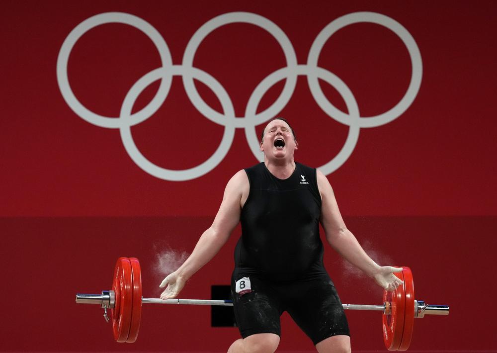Лорел Хаббард во время третьего подхода в соревновании по тяжелой атлетике среди женщин на Олимпиаде в Токио. Фото: Martin Rickett / PA Images / Getty Images