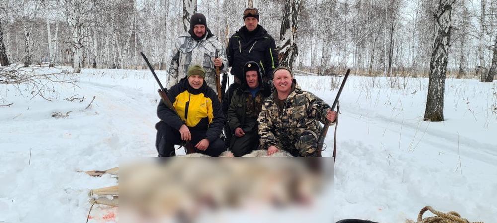 Живодеры на фоне убитых четырех волков. На переднем плане депутат Хахалов (слева), справа — егерь Сулейманов. Фото предоставлены Алексеем Саночкиным