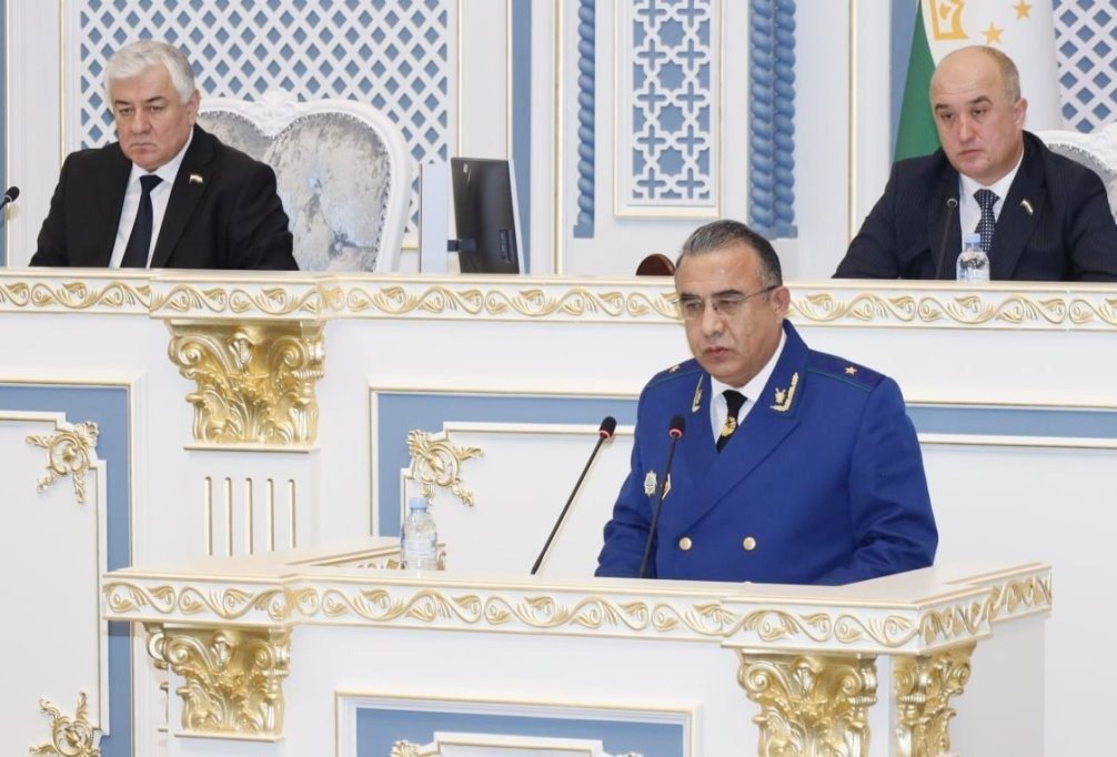 Умед Каримзода выступает в парламенте Таджикистана. Фото: «Садом мардум»