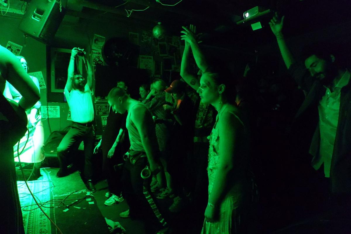 Концерт в баре MUHA. Фото: Андрей Новашов