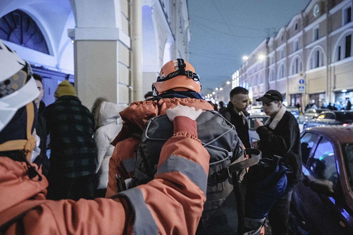 Волонтеры передвигаются «паровозиком»: идущий сзади держит. Фото: Артем Лешко, специально для «Новой газеты»