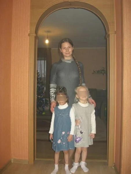 Валентина с родной дочерью и приемной — Лидой (на переднем плане). Фото: «Вконтакте»