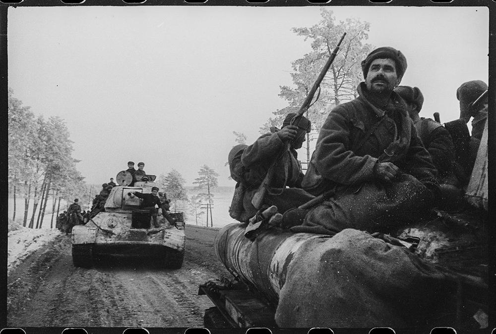 Танки на Житомирском шоссе. Украина, 1943 г. Фото: Олег Кнорринг / частная коллекция Артура Бондаря