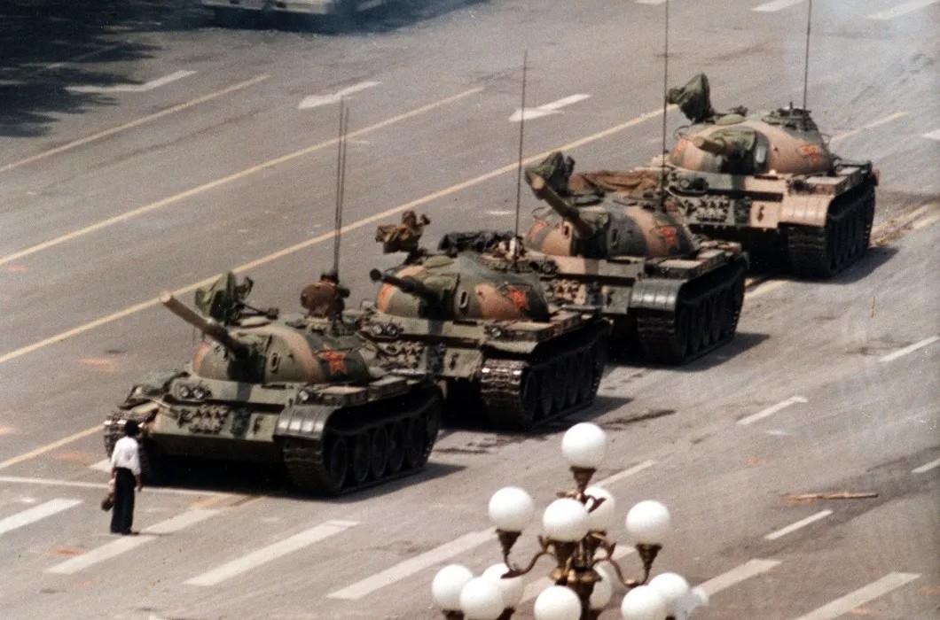 Знаменитая фотография 1989 года. Человек встал на пути танков на площадиТяньаньмэнь