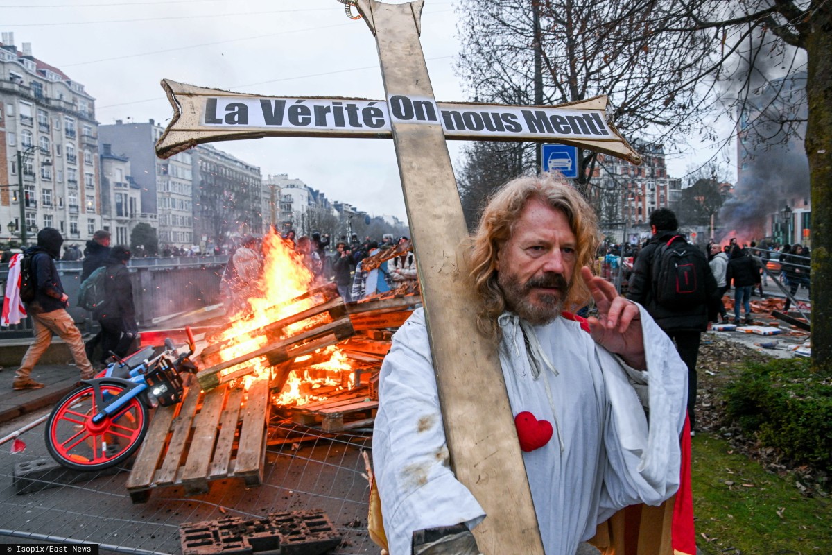 Участник массовой демонстрации в Брюсселе. Фото: EastNews