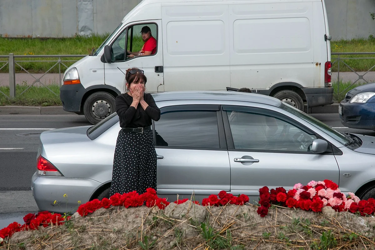 Возложения цветов у стихийного мемориала у здания, где располагался «ЧВК Вагнер Центр». Фото: Алексей Душутин / «Новая газета»