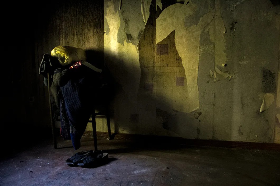 Комната сгоревшего дома. Фото: Светлана Виданова / «Новая газета»