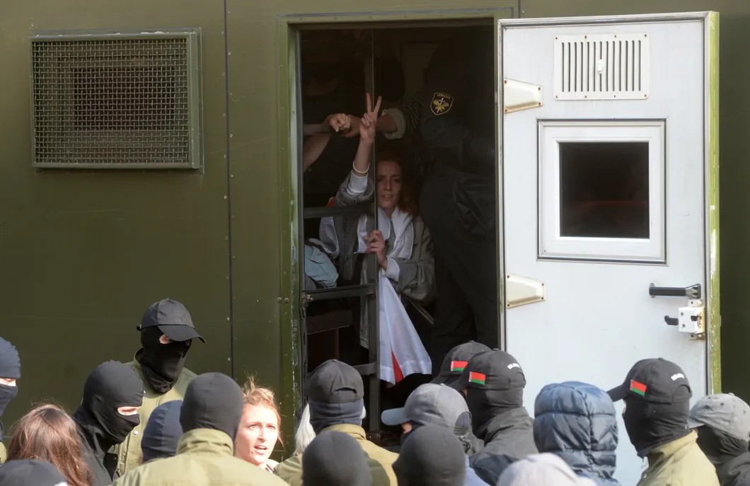 Задержание на акции против милицейского насилия и нечестных выборов в Минске. Фото: EPA