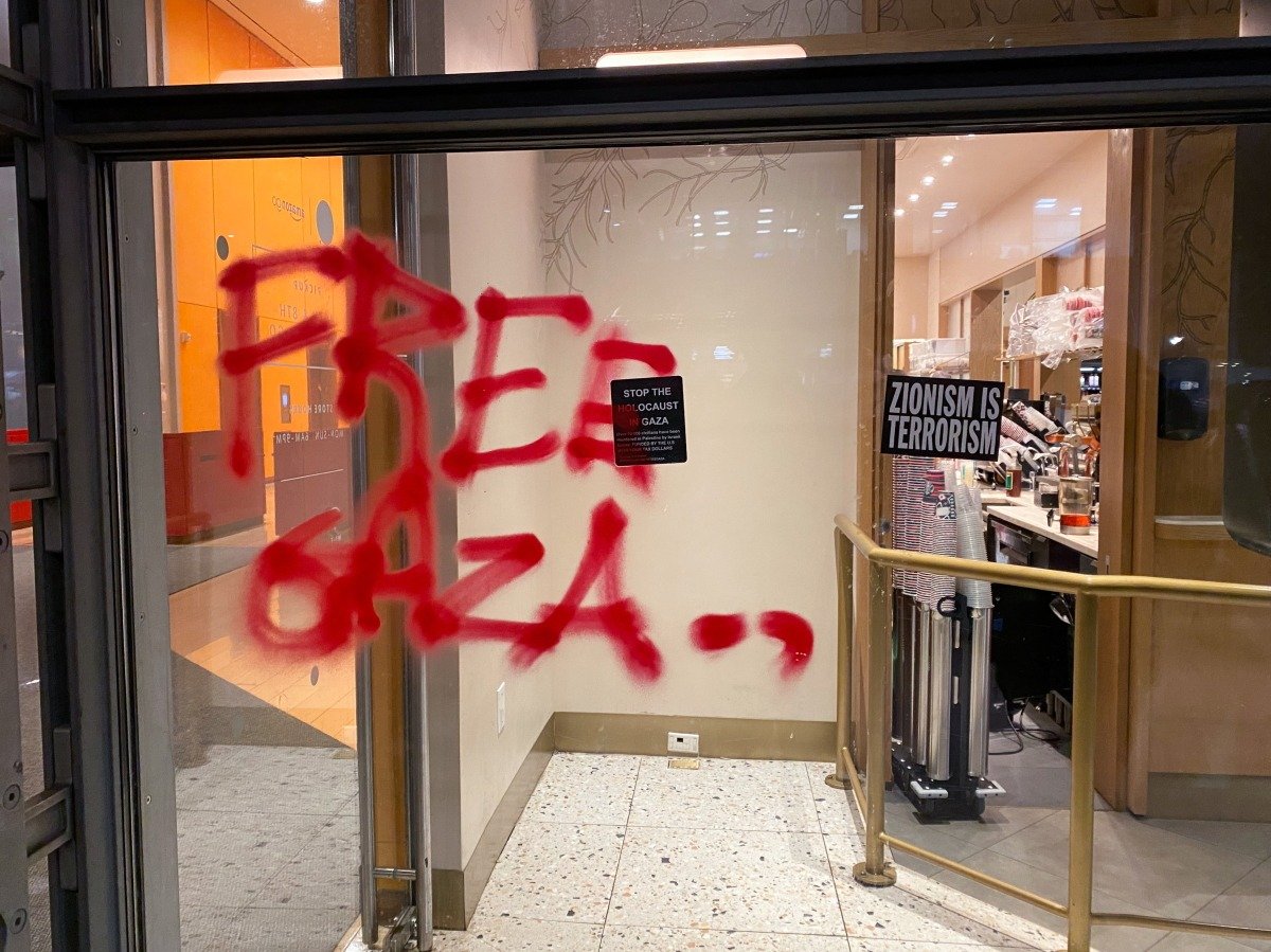 Витрина магазина, раскрашенная пропалестинскими активистами в Нью-Йорке после демонстрации. Фото: Денис Акишев / ТАСС