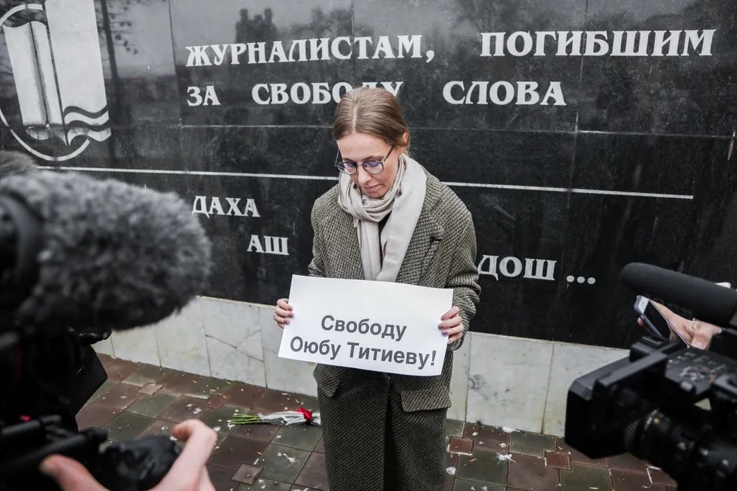 У памятника погибшим журналистам в Грозном. Фото предоставлено штабом Ксении Собчак