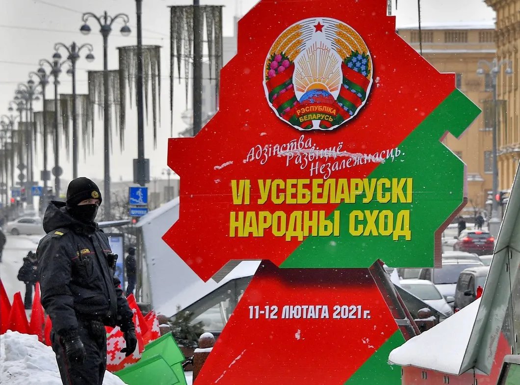 Символика VI Всебелорусского народного собрания на проспекте Независимости в Минске. Фото: РИА Новости