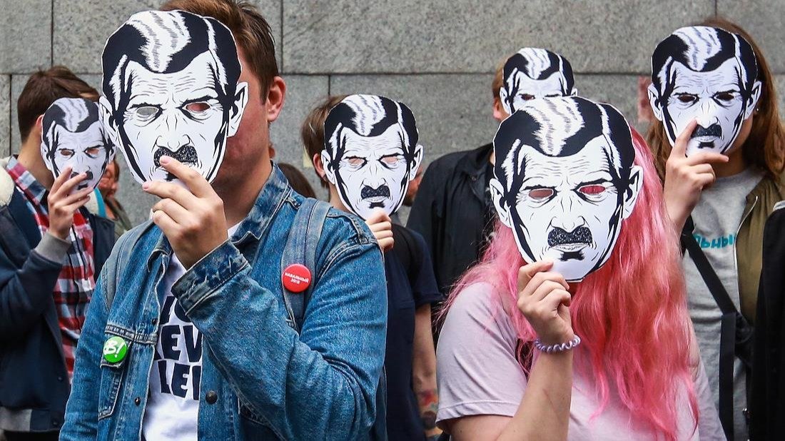 Темное пламя на обитаемом острове в 1984 году