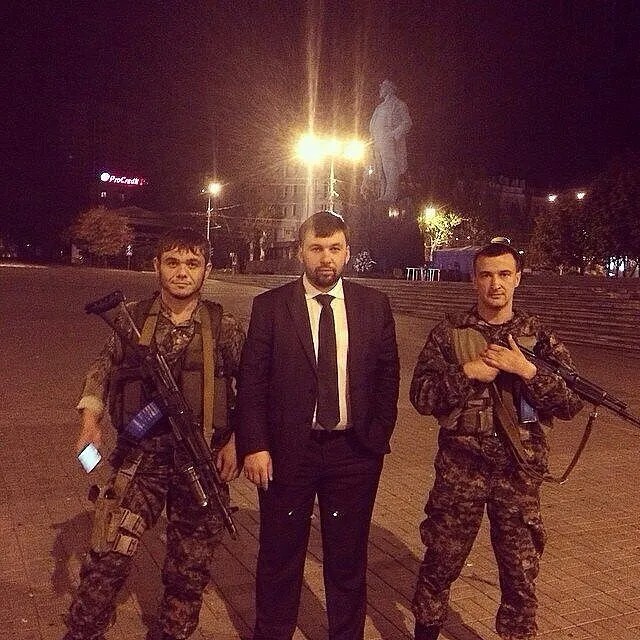 Рустам, погибший под Дебальцовом (слева), вместе с функционером «ДНР» Денисом Пушилиным