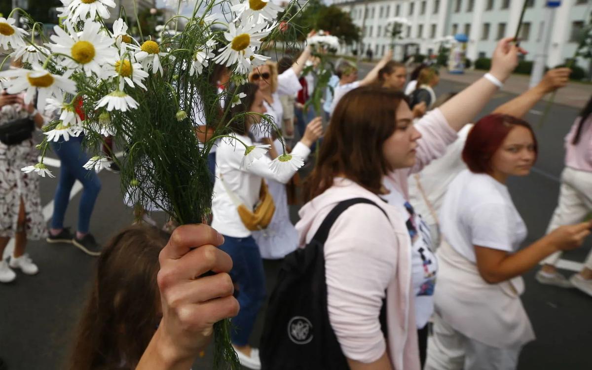 Дарья Жук: «Самую красивую форму протеста нашли женщины — с цветами вдоль дорог»