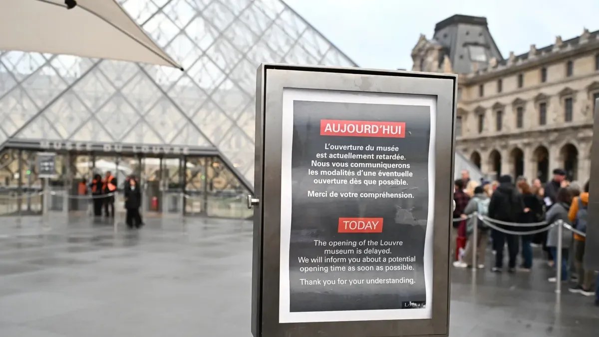 Лувр остается закрытым для посещения после ограбления. Фото: AP / TASS