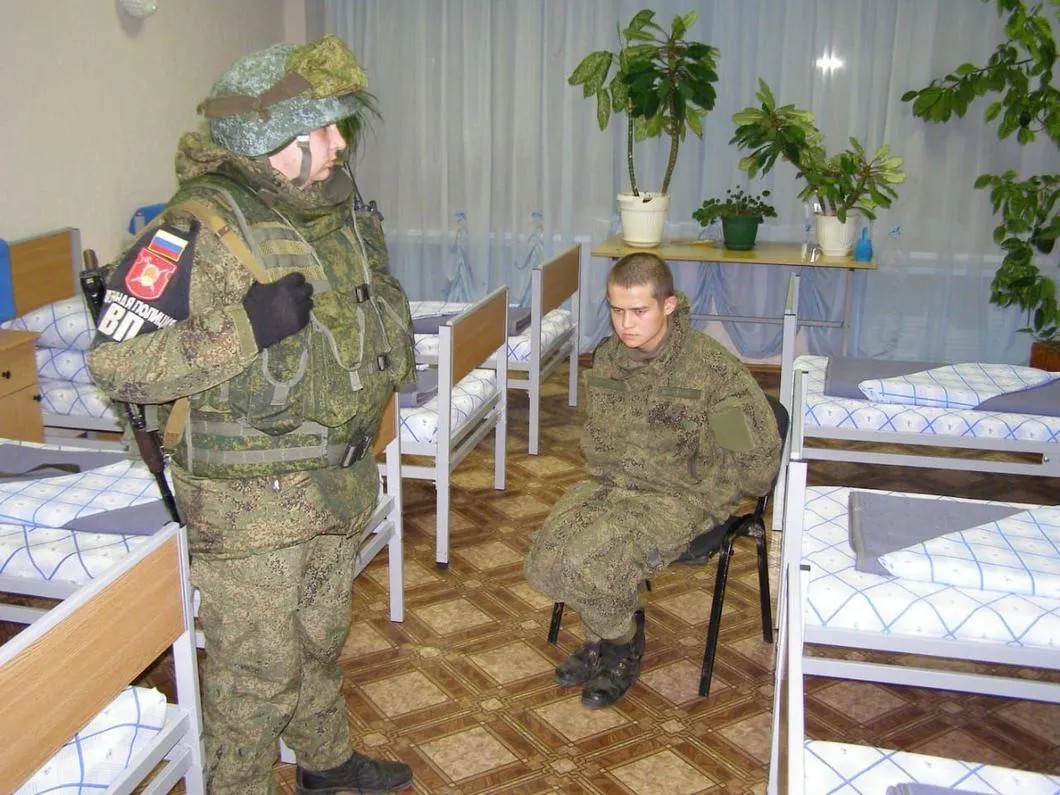 Задержанный срочник Шамсутдинов в казарме под конвоем военной полиции. Фото: телеграм-канал «Майор и генерал»