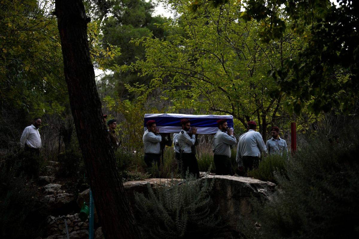 В Израиле хоронят погибших. Фото: AP / TASS