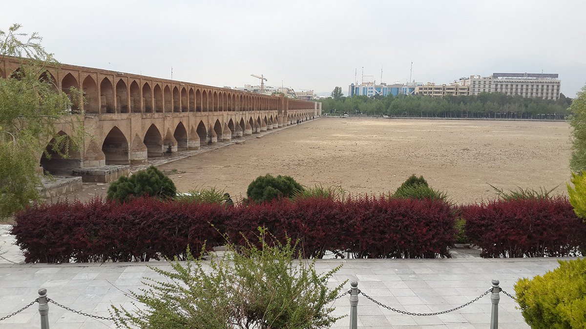 Исфахан. Дно реки Зайенруд. 17 апреля 2018 года. Фото: Алексей Тарасов / «Новая газета»