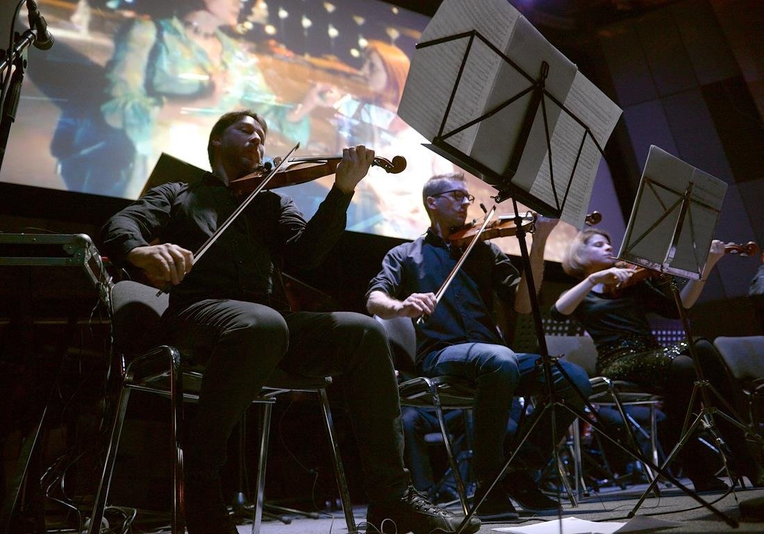 Концерт Алексея Айги и Ансамбля «4’33», посвященный 20-летию фильма «Страна глухих», в Центральном доме художника (ЦДХ). Ансамбль «4’33» во время выступления. Фото: Геннадий Гуляев / Коммерсантъ