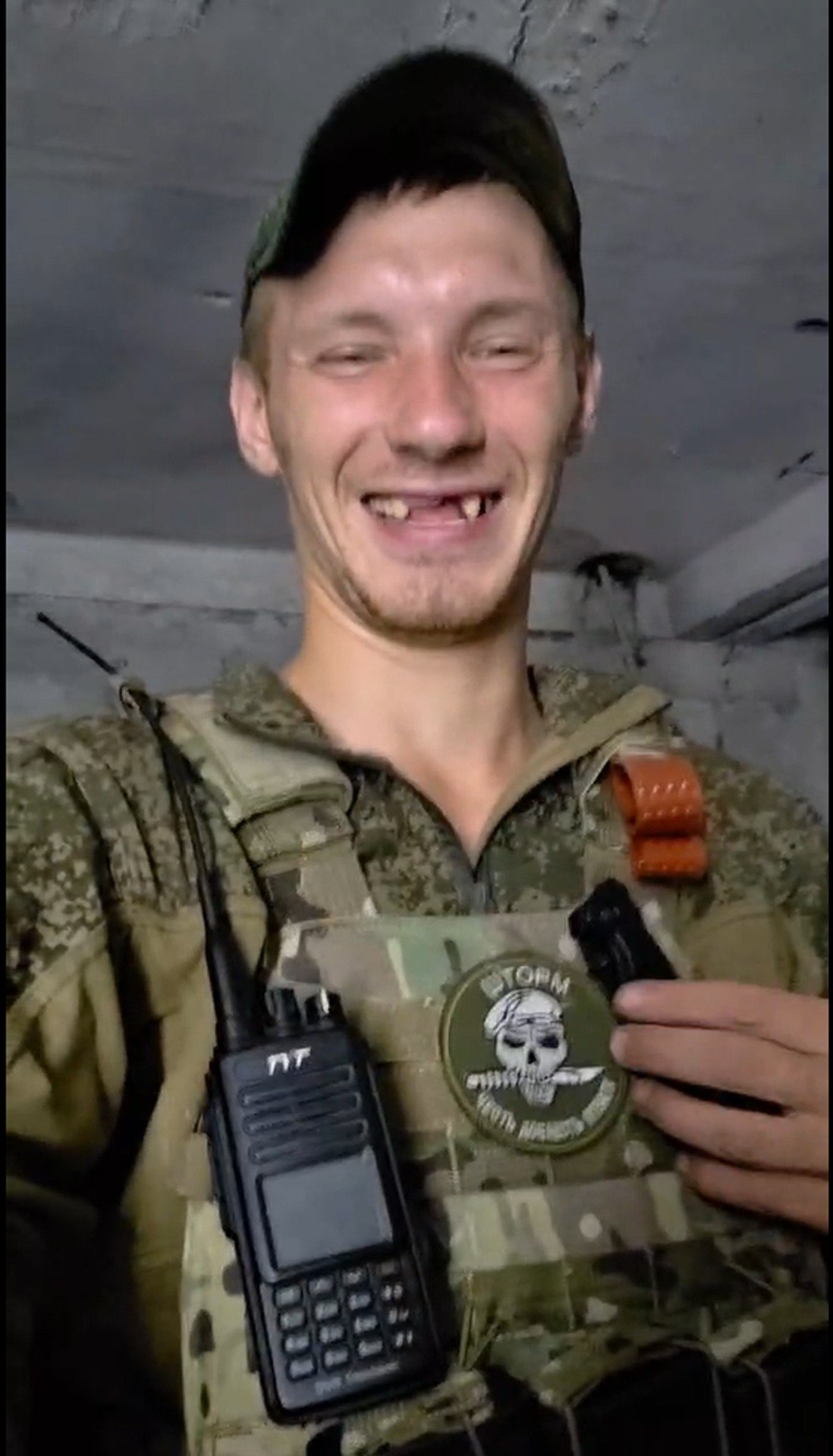 Беззубый солдат Жека. Хвастается после госпиталя, как заново снарядился. Кадр из видео