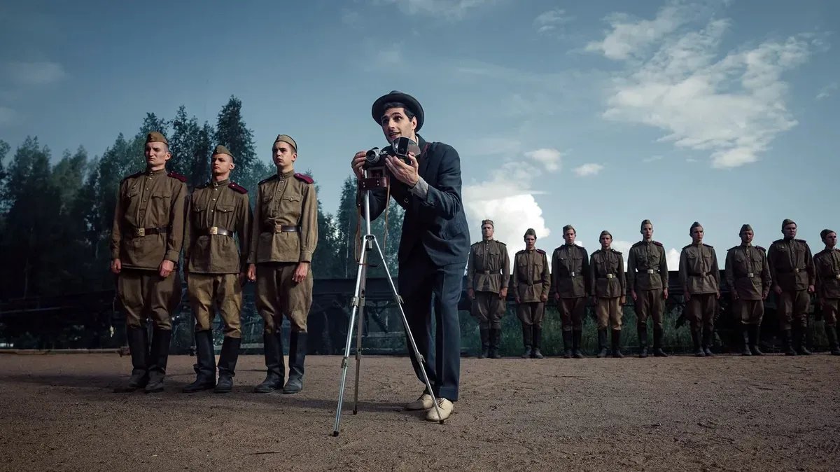 Кадр из сериала «Полураспад». В роли фотографа Краснова — Дмитрий Чеботарев. Источник: «Кино-Театр.РУ»