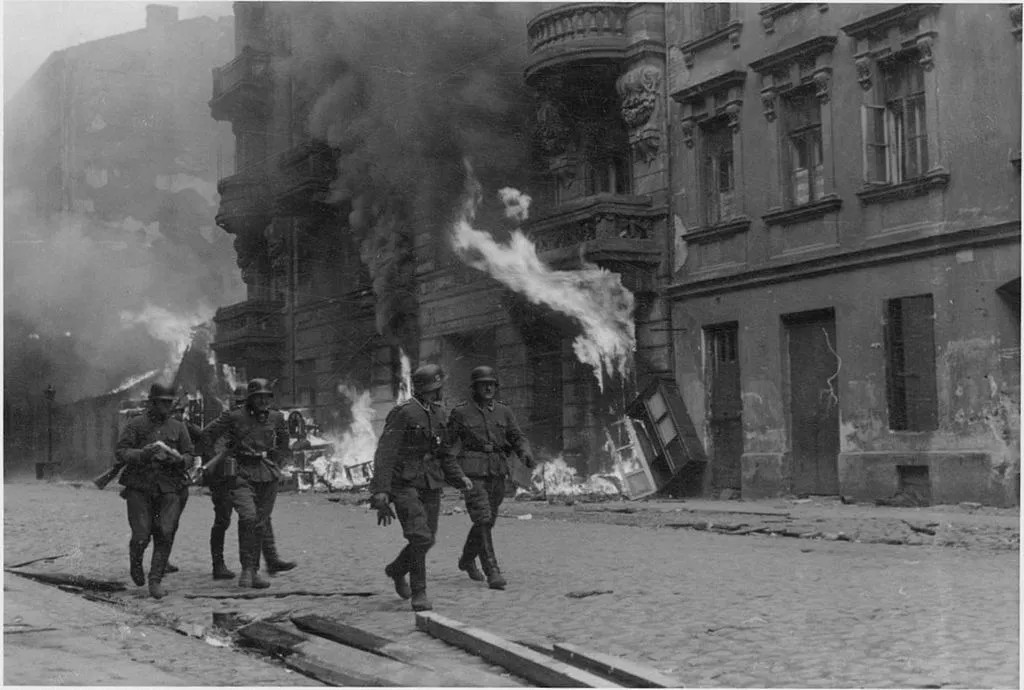 СС в Варшавском гетто после подавления восстания 1943 года. Фото: Wikimedia