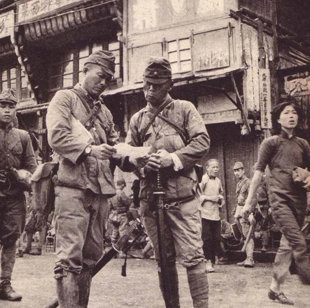 Японские офицеры в захваченном китайском городе