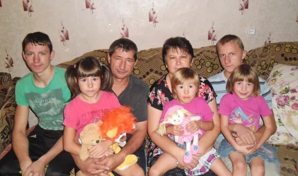 Юрий и Людмила Заварзины с приемными детьми. Фото Натальи Муратовой
