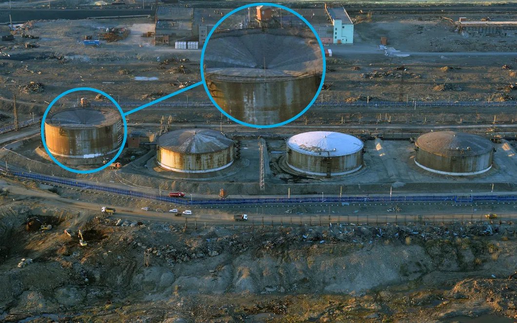 На снимке видна продавленная крыша резервуара ТЭЦ-3