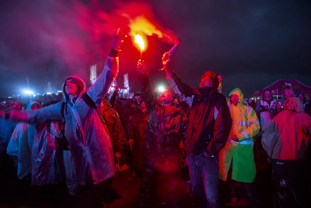 Фанаты во время выступления группы «Кипелов». Фото: Виталий Кавтарадзе, для «Новой газеты»