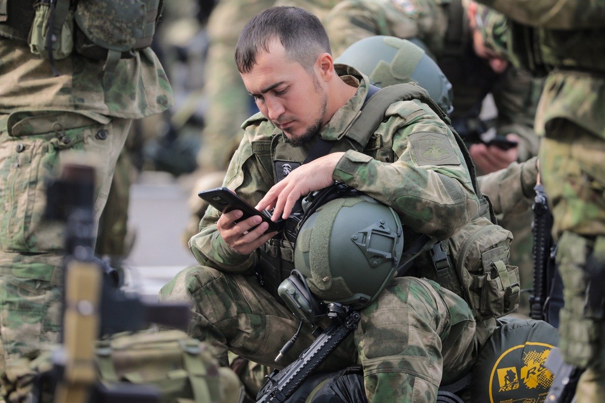 Военнослужащие перед отправкой в зону боевых действий. Фото: Елена Афонина / ТАСС