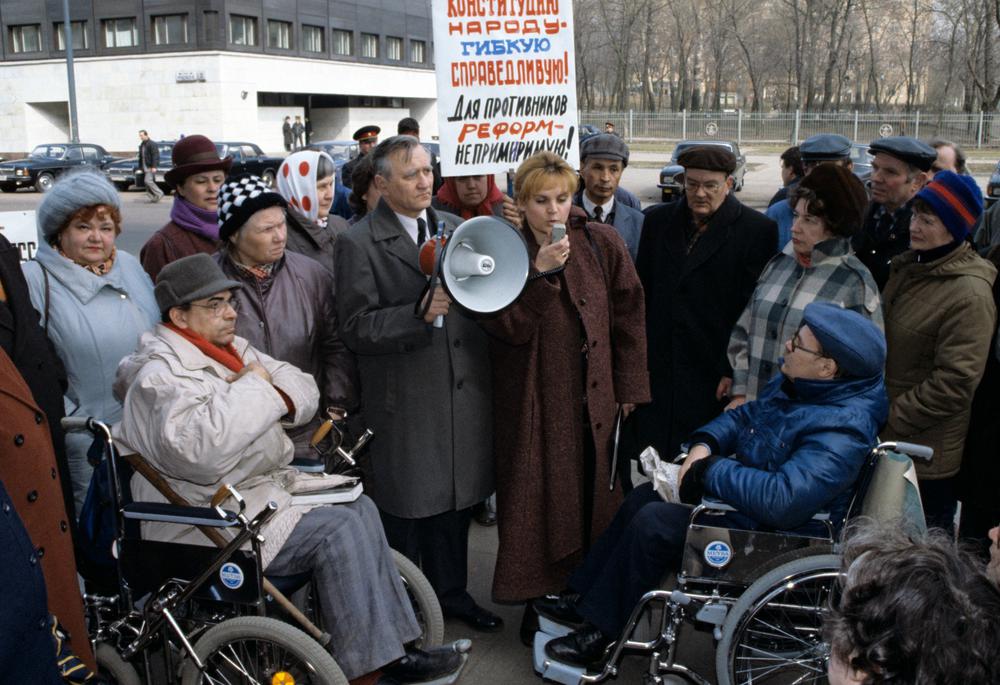 Элла Памфилова, министр социального развития (в центре), апрель 1992 года. Фото: РИА Новости