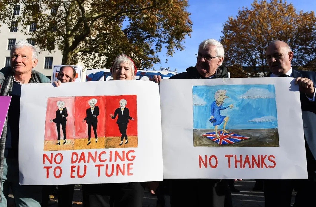 Сторонники Брексита с плакатами «Не пляши под дудку ЕС!». Фото: EPA