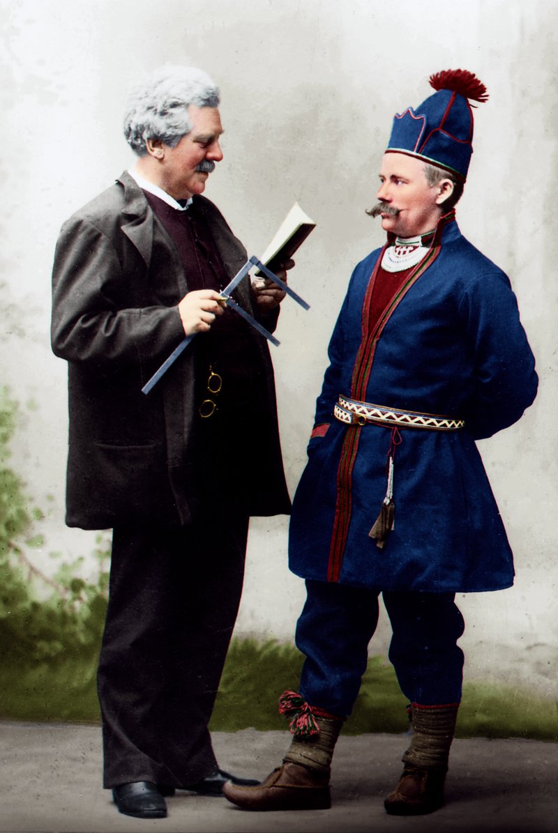 Цветное фото антрополога Густава Ретциуса, снимающего мерки с саамского мужчины, Швеция, 1905 год. Источник: Википедия