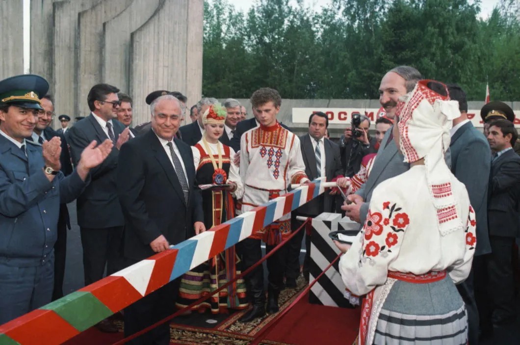 26 мая 1995 года Александр Лукашенко и Виктор Черномырдин ликвидируют российско-белорусскую границу. Фото: Григорий Калачьян / Фотохроника ТАСС