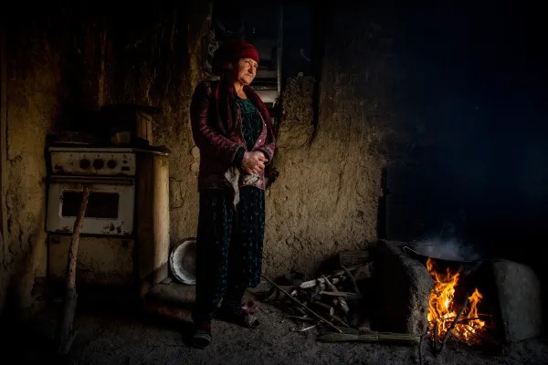 Мать Зарины Юнусовой на кухне. Фото: Петр Шеломовский специально для «Новой газеты»