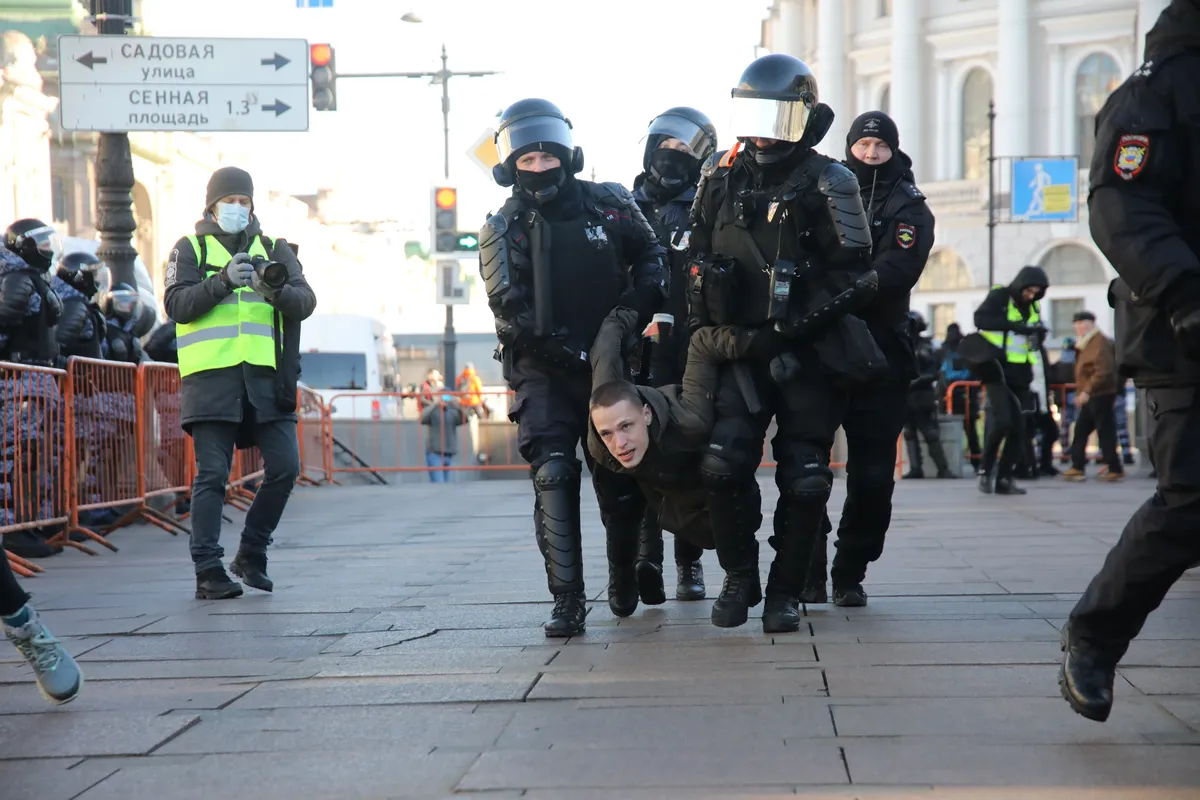11 июня петербург. Протесты в Петербурге. Полиция Санкт-Петербурга. Протесты в Москве сегодня. Полиция Санкт-Петербурга 2022.