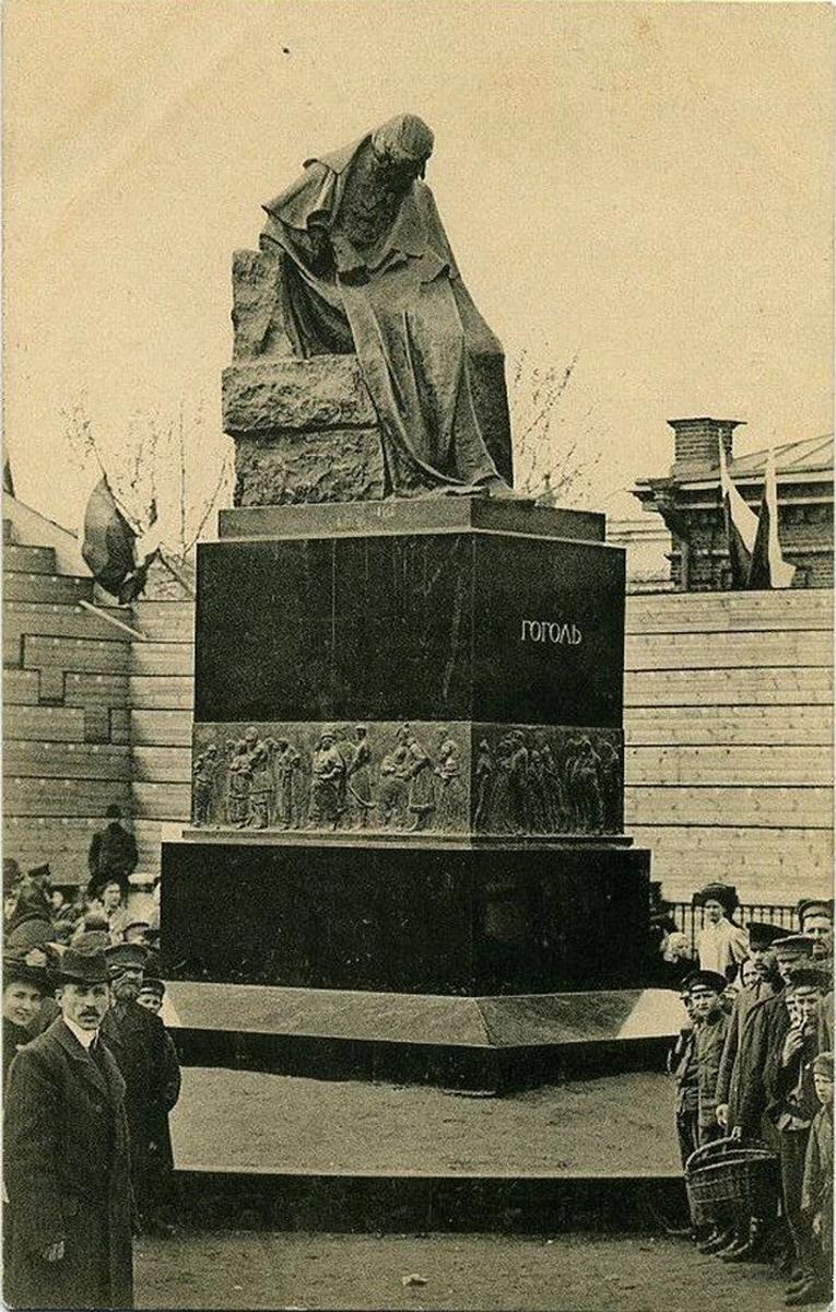 Памятник Н.В. Гоголю на Пречистенском бульваре после открытия. Апрель 1909 г. Фото: Википедия