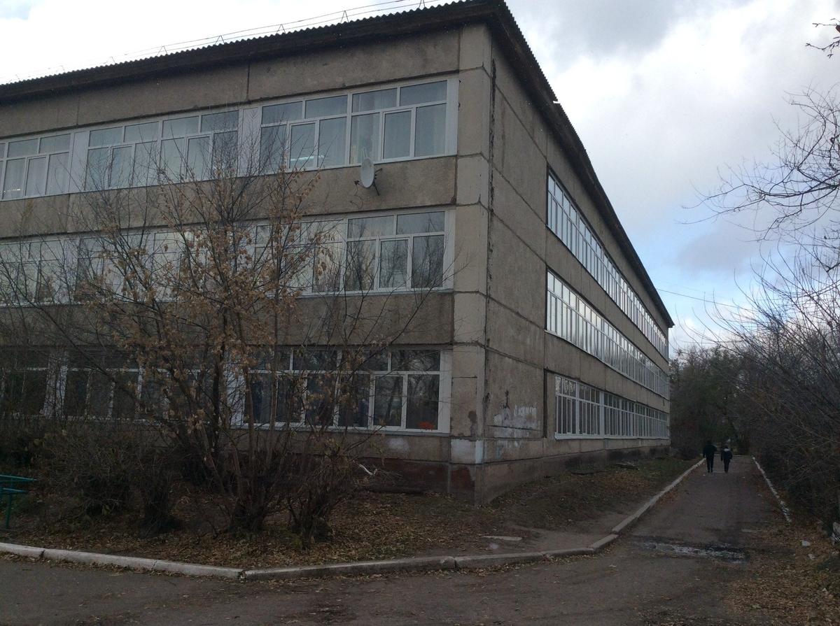 Школа, где Артем отучился всего два месяца, где учатся или учились дети Колесниковых. Фото: Алексей Тарасов / «Новая газета»