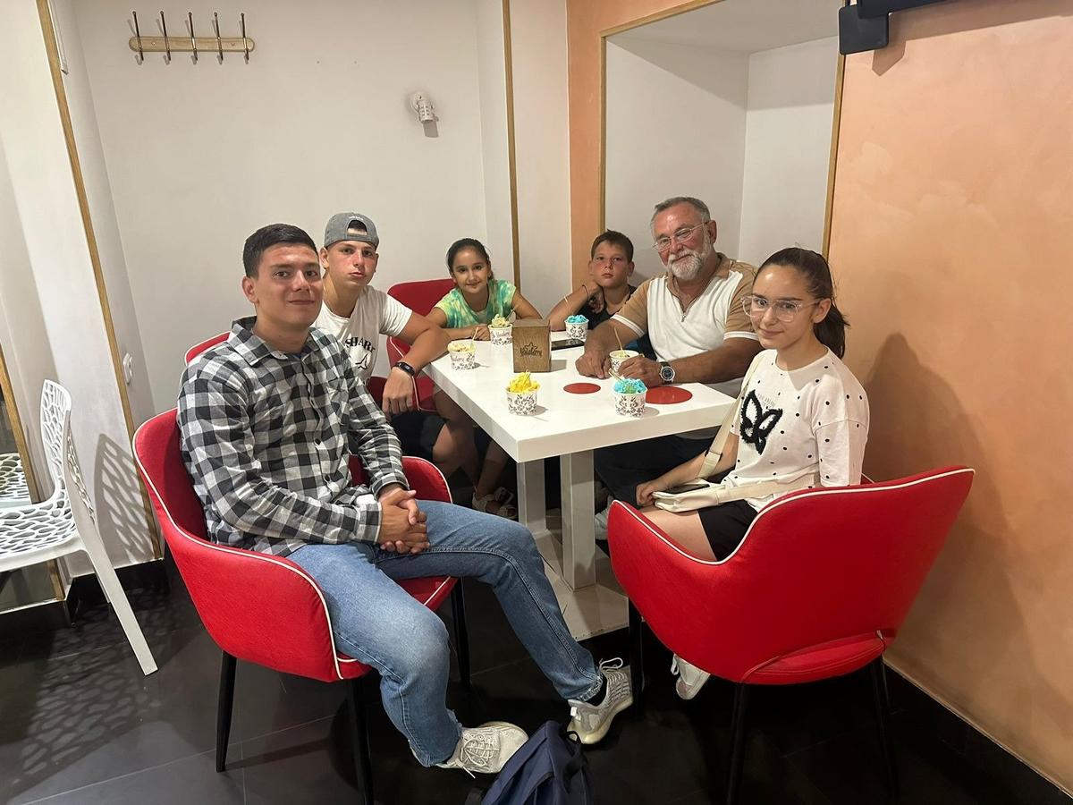 Отец Александр со своими внуками. Фото: Андрей Мизюк