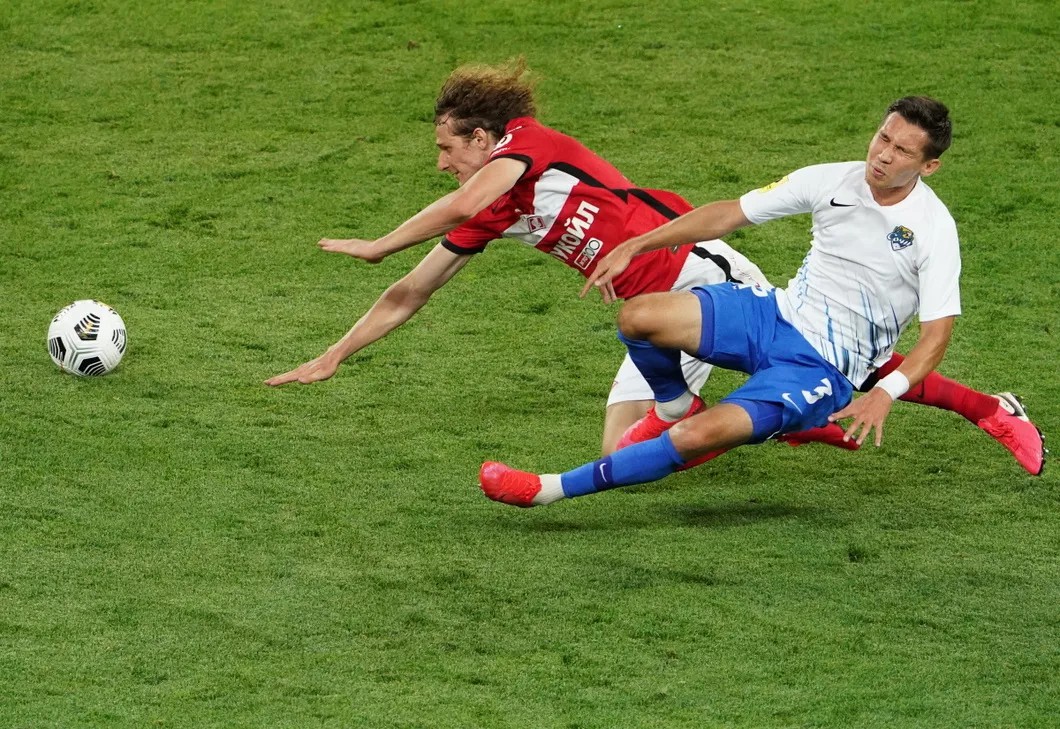 Алекс Крал («Спартак») и Эльмир Набиуллин («Сочи»). Фото: РИА Новости