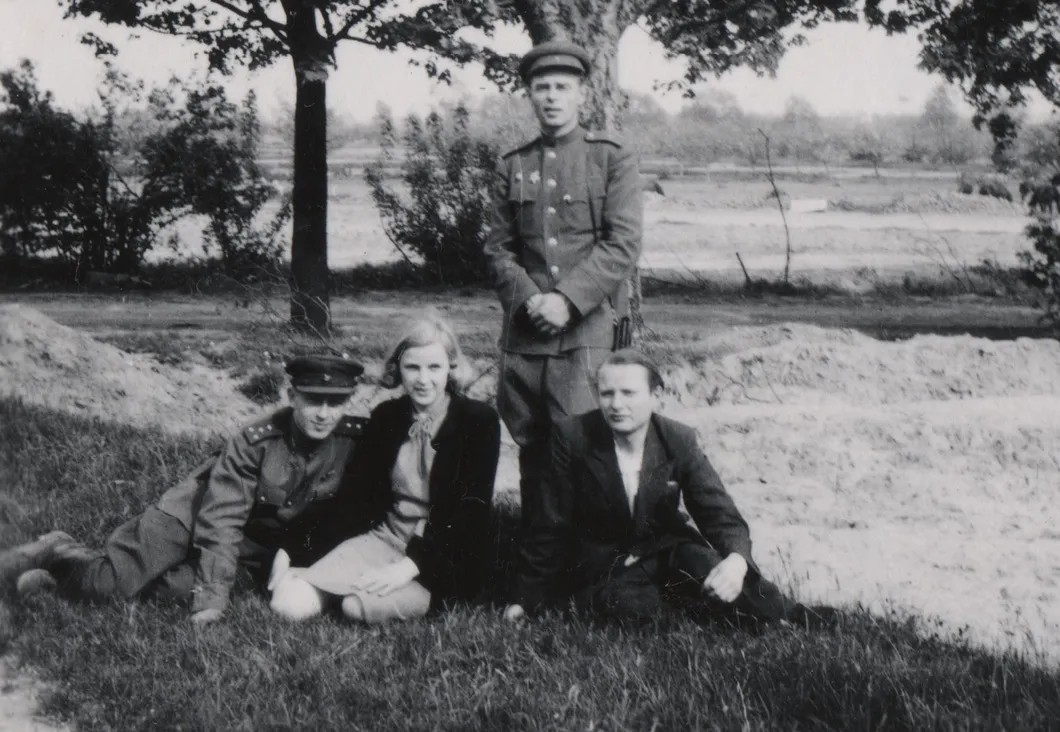 В центре Кете Хойзерман. Май 1945 года. Фото из семейного архива