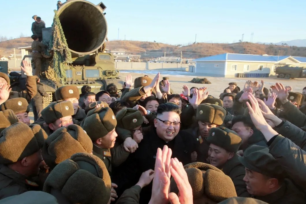 Ким Чен Ын и пусковая установка баллистической ракеты. Фото: Reuters