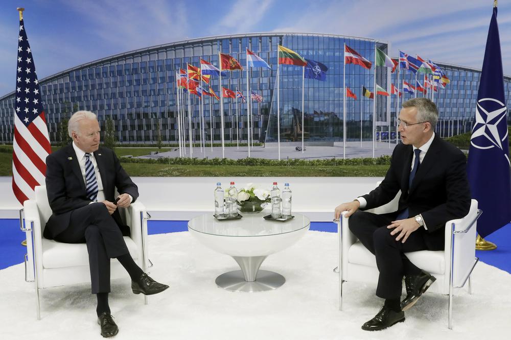 C генеральным секретарем НАТО Йенсом Столтенбергом. Фото: EPA-EFE