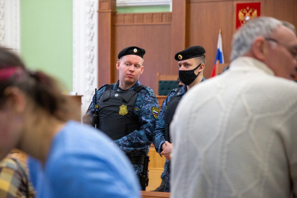 Силовики в суде по делу о теракте в кафе. Фото: Алексей Душутин / «Новая газета»