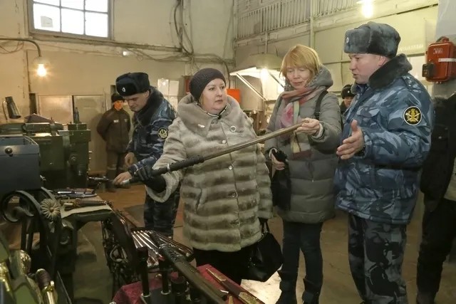 Члены омской ОНК рассматривают сувениры — сабли, изготовленные заключенными