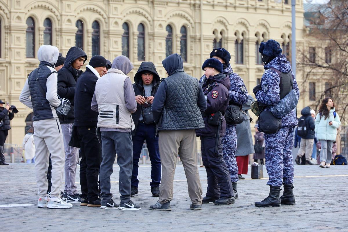 Полицейские во время проверки документов на Красной площади. /Фото: Олег Елков / ТАСС