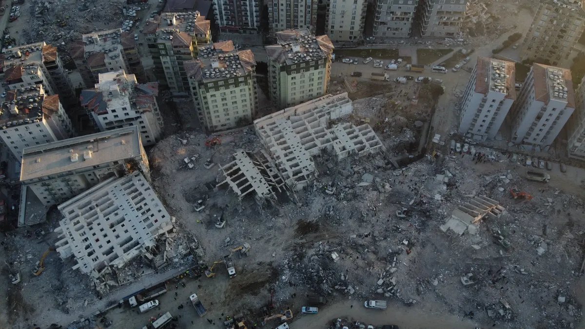 Рухнувшие здания рядом с устоявшими в результате землетрясения. Фото: Mehmet Malkoc/Depo Photos / ABACAPRESS.COM